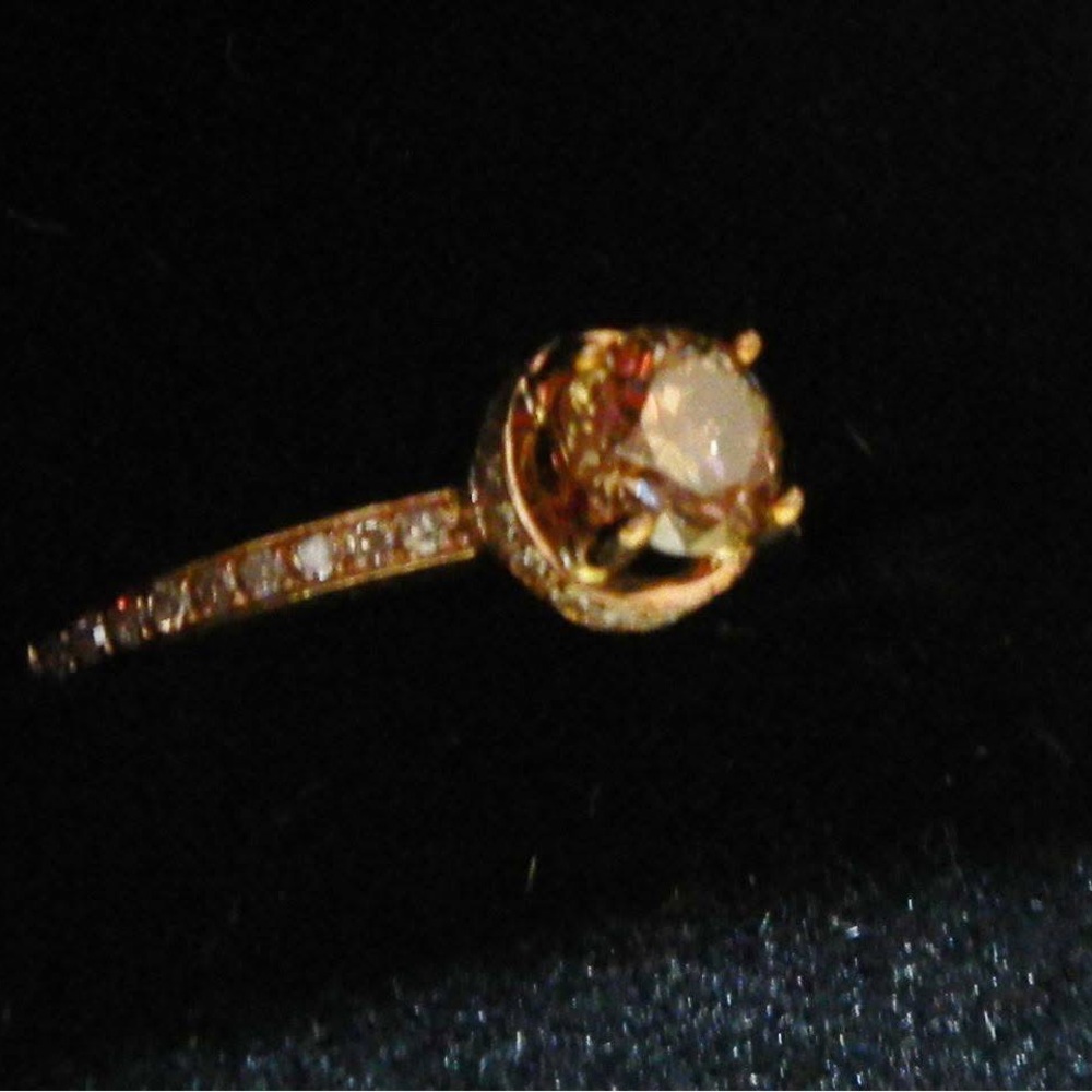 VS1 Rare Apricot (Pink or Red)
earth mined diamond ring
Set in rose gold - Picture 2 of 2